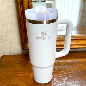 New Stanley Classic Quencher H2.0 White Tumbler with Handle. Size 30 oz.